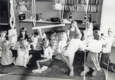 600139 Afbeelding van enkele kinderen in de experimentele flat Marowijnedreef 1-51 te Utrecht tijdens een gezamenlijke ...